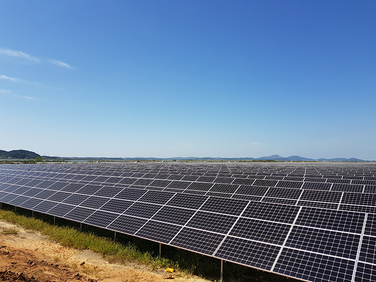 Hyundai E&C is expanding the use of renewable energy by installing solar panels on the roofs of on-site offices.